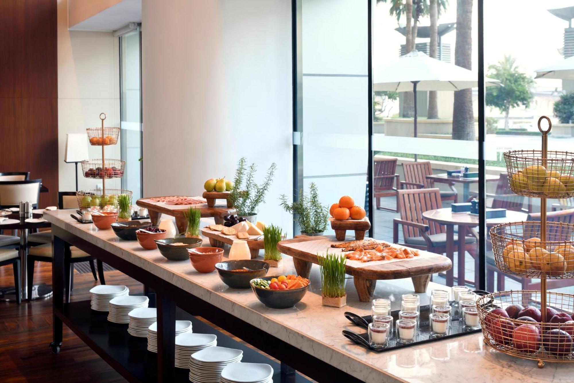 Intercontinental Residence Suites Dubai Festival City By Ihg Exteriör bild A buffet at a hotel