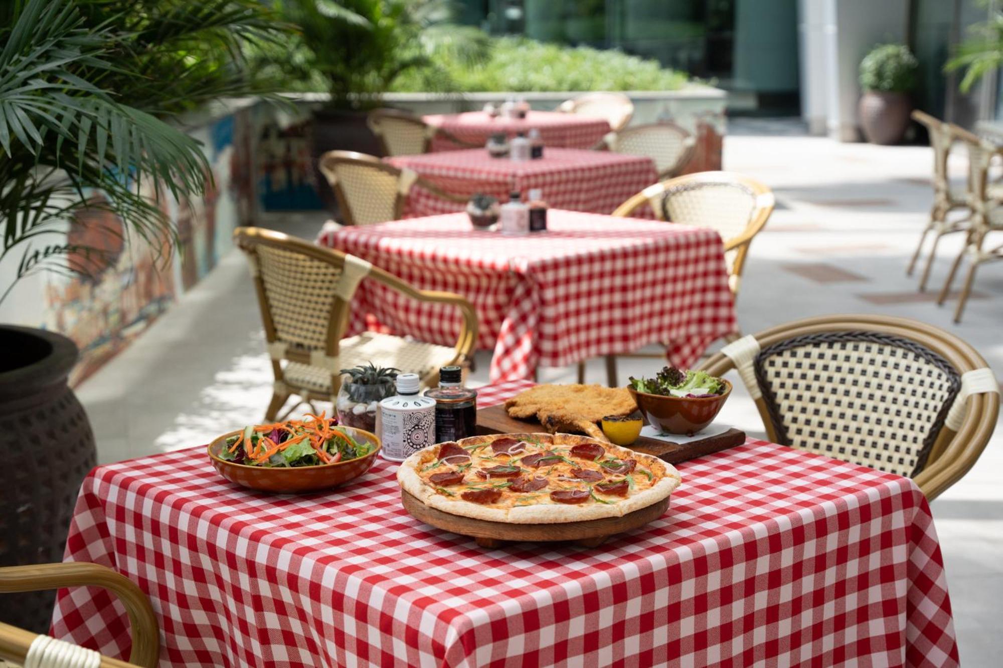 Intercontinental Residence Suites Dubai Festival City By Ihg Exteriör bild A table with a red and white checkered tablecloth