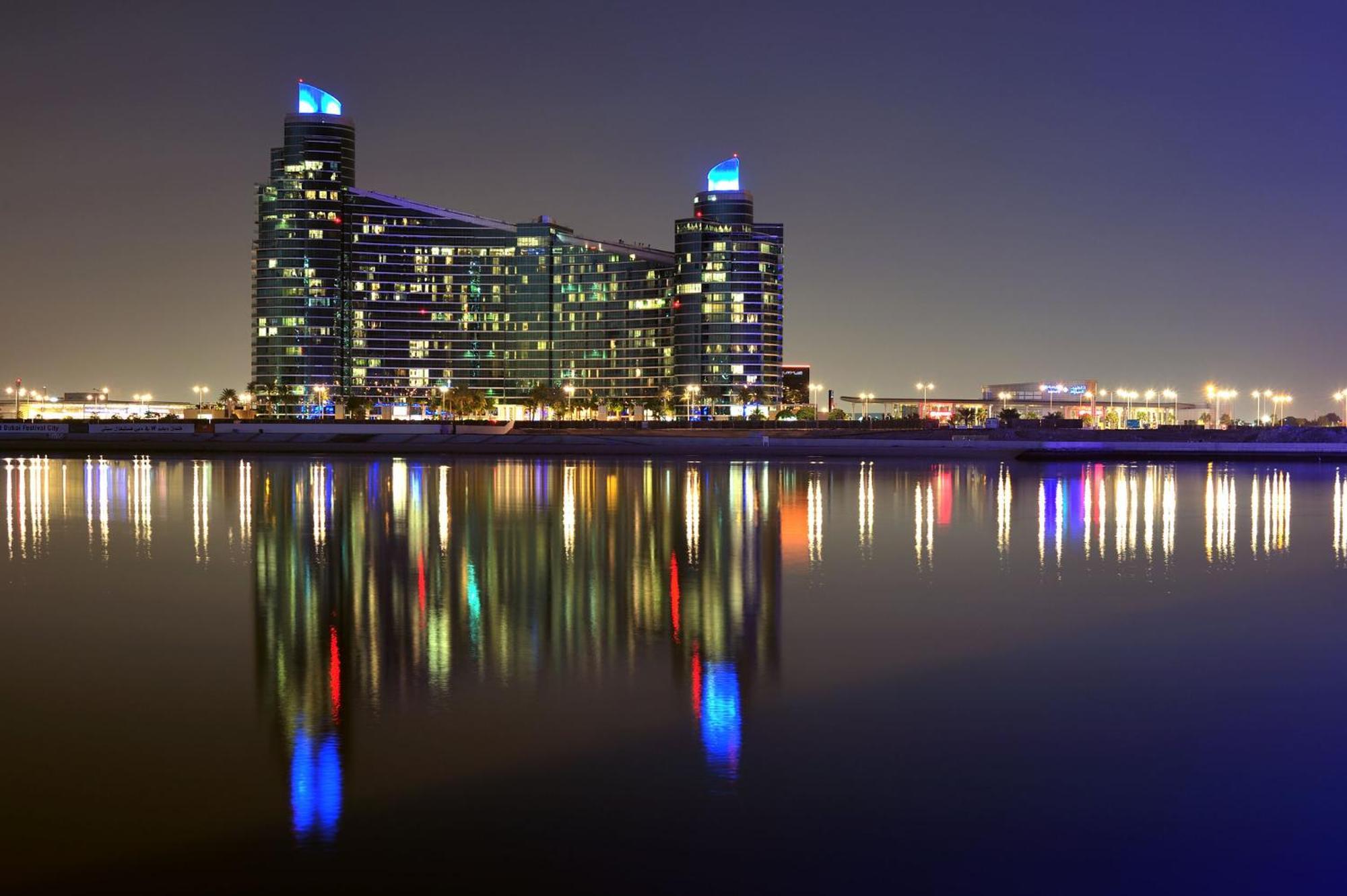 Intercontinental Residence Suites Dubai Festival City By Ihg Exteriör bild Marina Towers at night