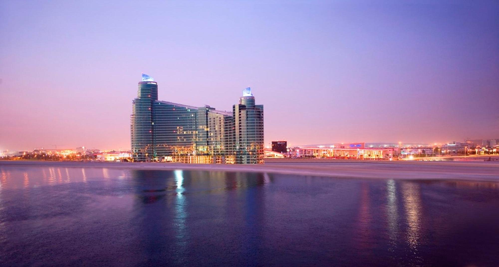 Intercontinental Residence Suites Dubai Festival City By Ihg Exteriör bild The Marina Towers at night