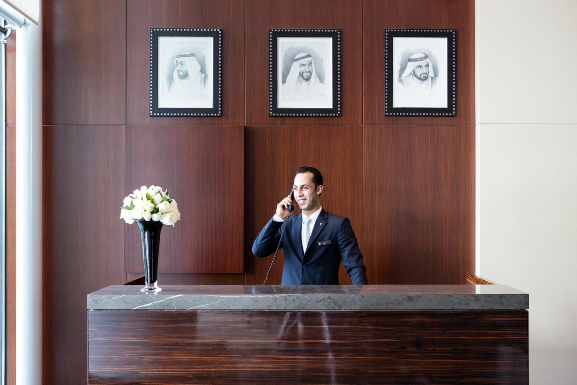 Intercontinental Residence Suites Dubai Festival City By Ihg Exteriör bild A hotel concierge