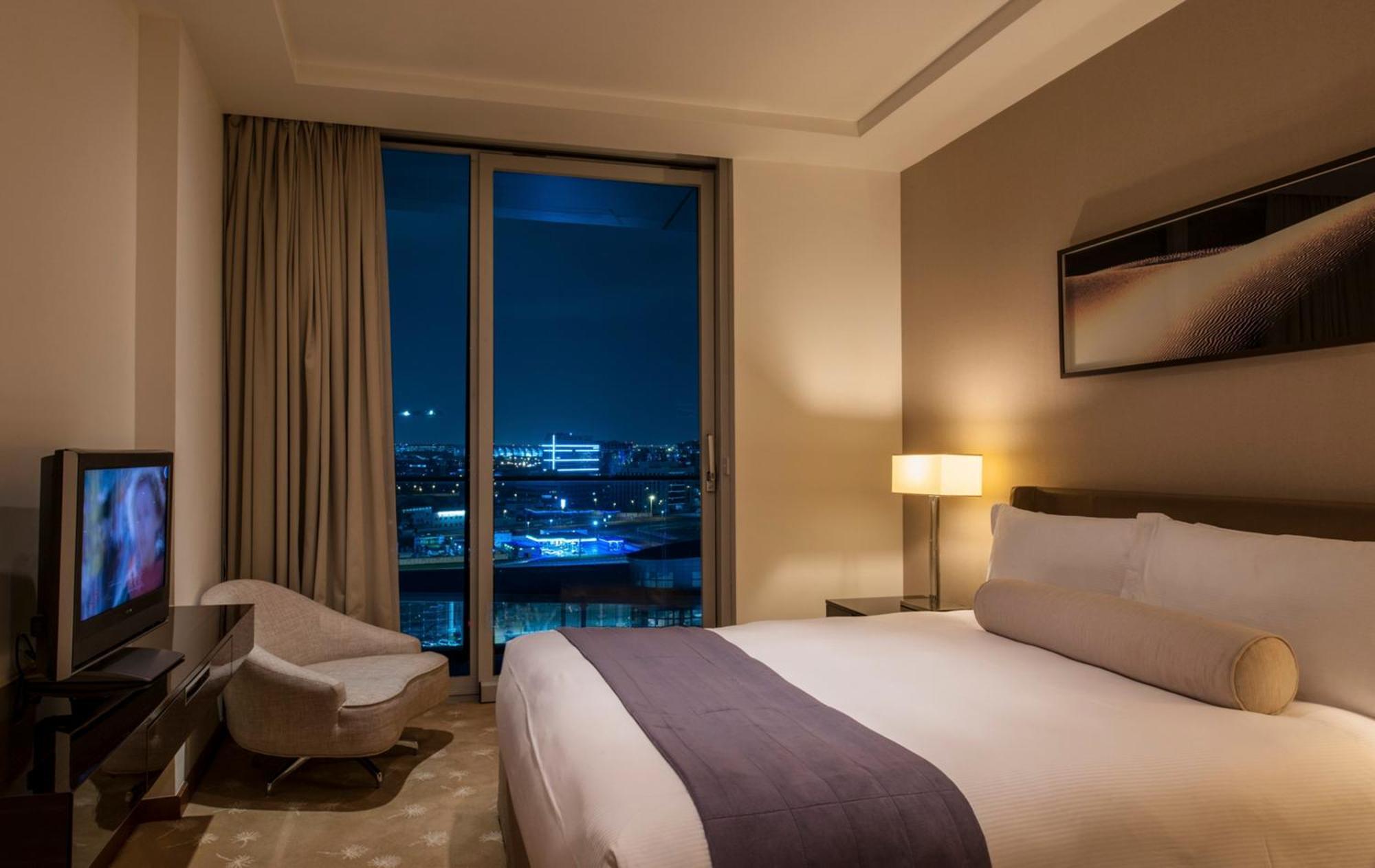 Intercontinental Residence Suites Dubai Festival City By Ihg Exteriör bild A bedroom at the hotel