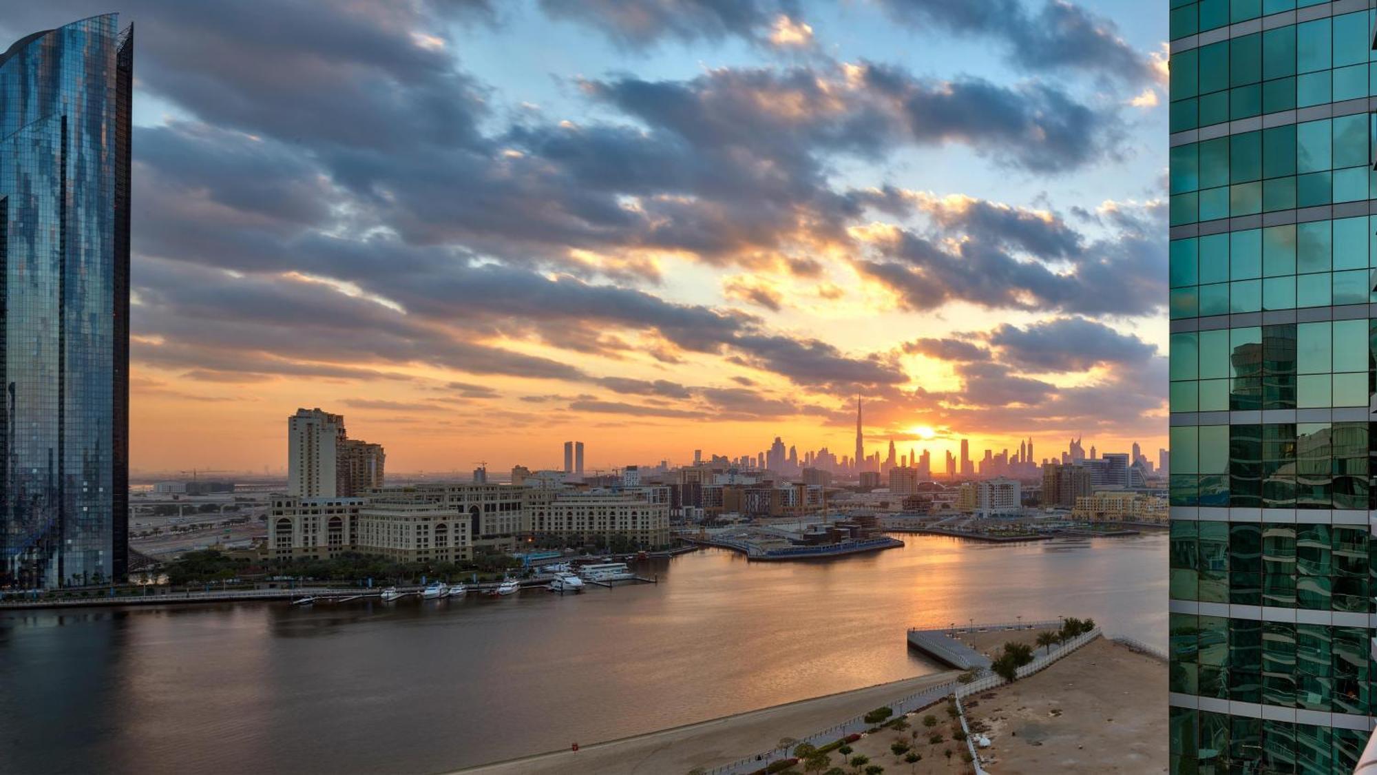 Intercontinental Residence Suites Dubai Festival City By Ihg Exteriör bild View of the Hudson River from the building