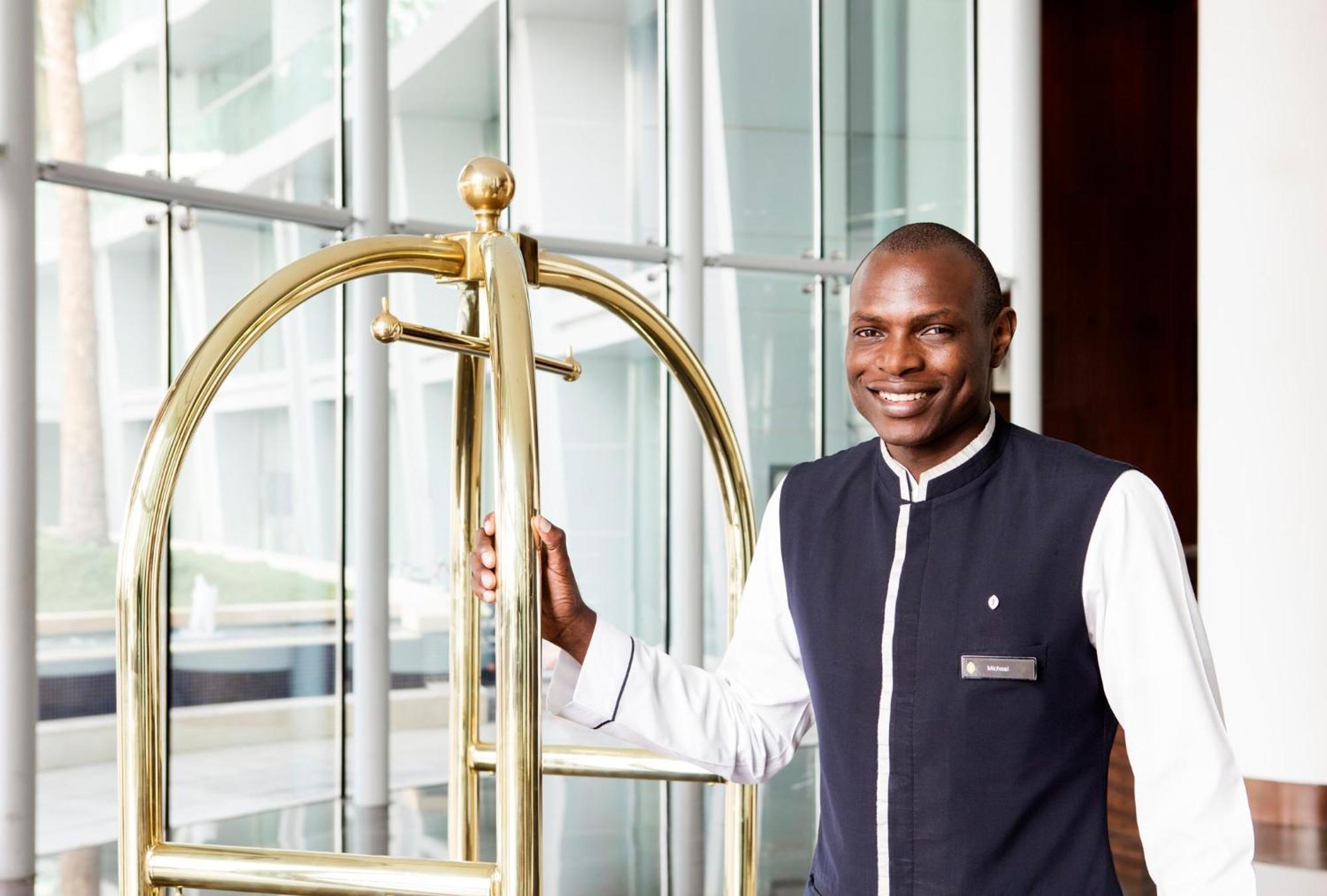 Intercontinental Residence Suites Dubai Festival City By Ihg Exteriör bild A bellboy
